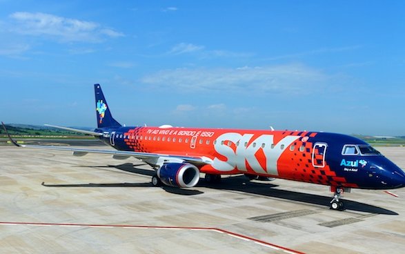 Azul takes final E195-E1 in special livery