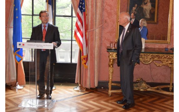 Bruce Whitman, chairman, president and CEO of FlightSafety International, receives the M&eacute;daille de l'A&eacute;ronautique from france