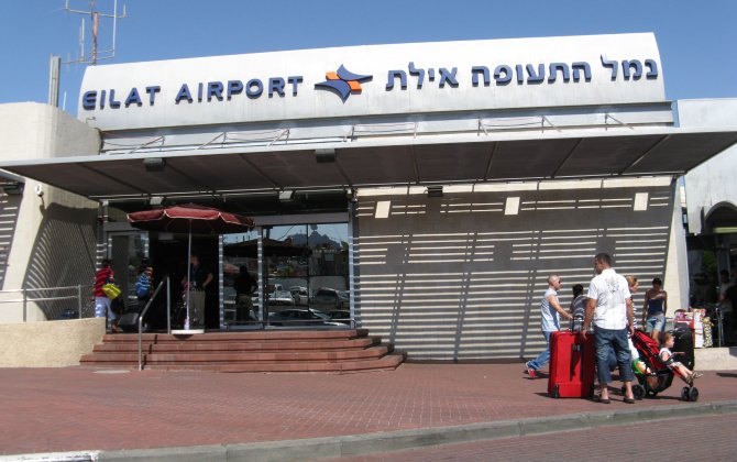 Passenger Confuses Emergency Exit Door for Bathroom In-Flight in Israel