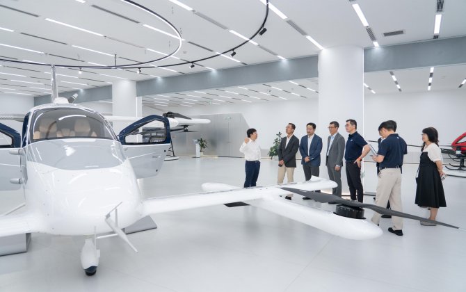 US Senator Steve Daines and CPIFA vice president Geng Shuang visit EHang and take a flight on EH216-S