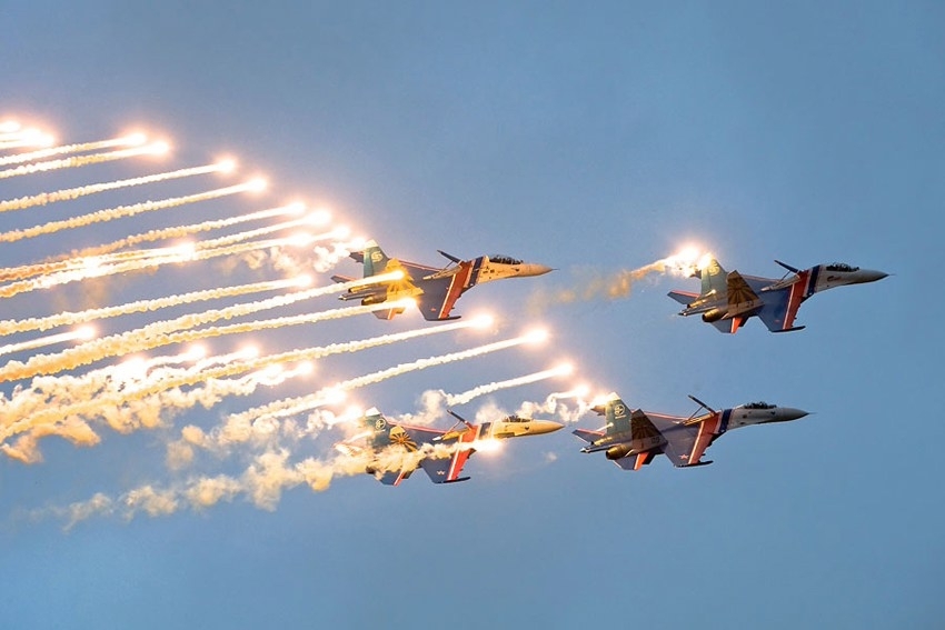 russian-knights-aerobatic-team-celebrates-its-27th-anniversary-12537-iNNTZZhMA1shhZqyjx9bbBL4r.jpg