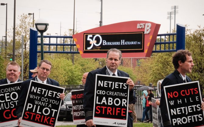 Pilots Conduct Largest Picket in History of Buffett's NetJets