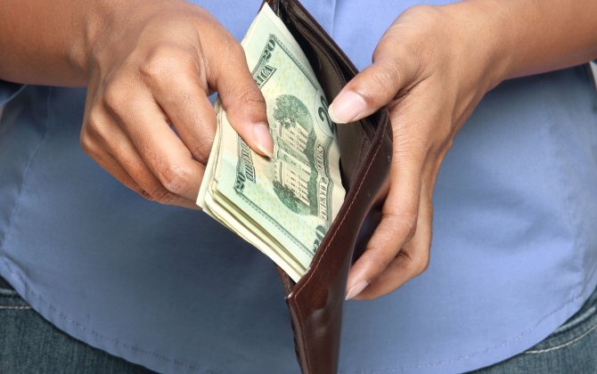U.S. business spending slips, new home sales rise in August