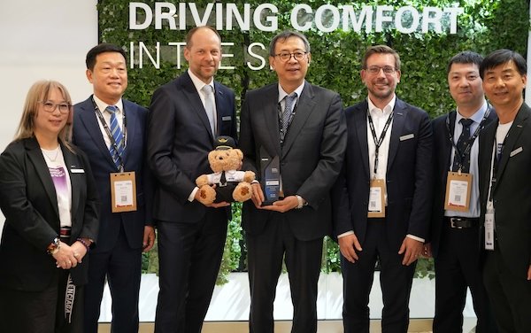 RECARO Aircraft Seating and China Southern Airlines strengthen relationship with introduction of R3