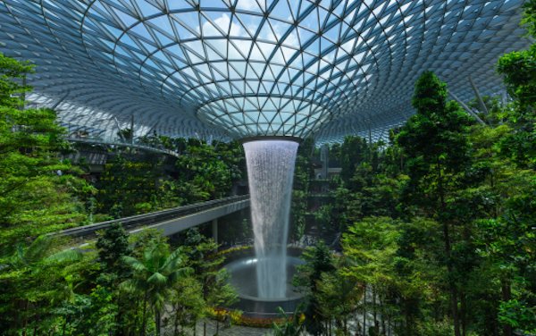 Singapore soars as the main artery between Europe and Australia