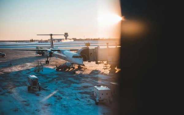 Understanding aircraft de-icing: why it matters, how it works, and what passengers rarely see